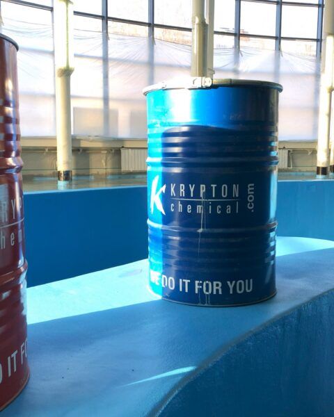 Bidones en piscina_Rusia (1)