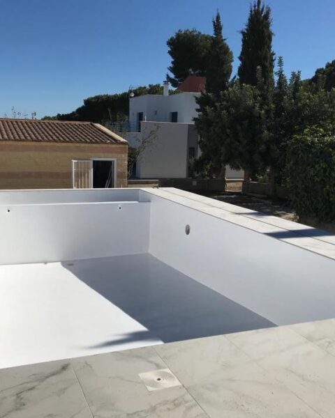 Piscina ligera sobre terraza impermeabilizada con poliurea - Krypton Chemical Piscina ligera sobre terraza impermeabilizada con poliurea blanca de Krypton Chemical