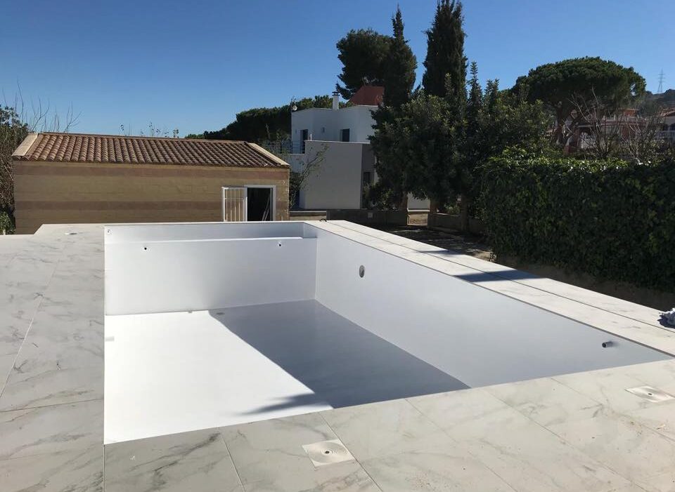 Piscina ligera sobre terraza impermeabilizada con poliurea - Krypton Chemical Piscina ligera sobre terraza impermeabilizada con poliurea blanca de Krypton Chemical